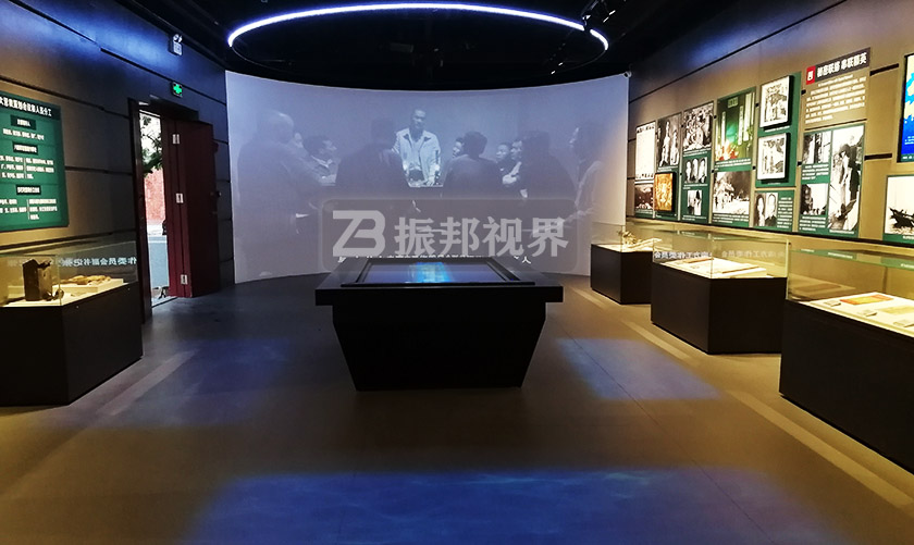 博物馆展厅中的墙面互动投影